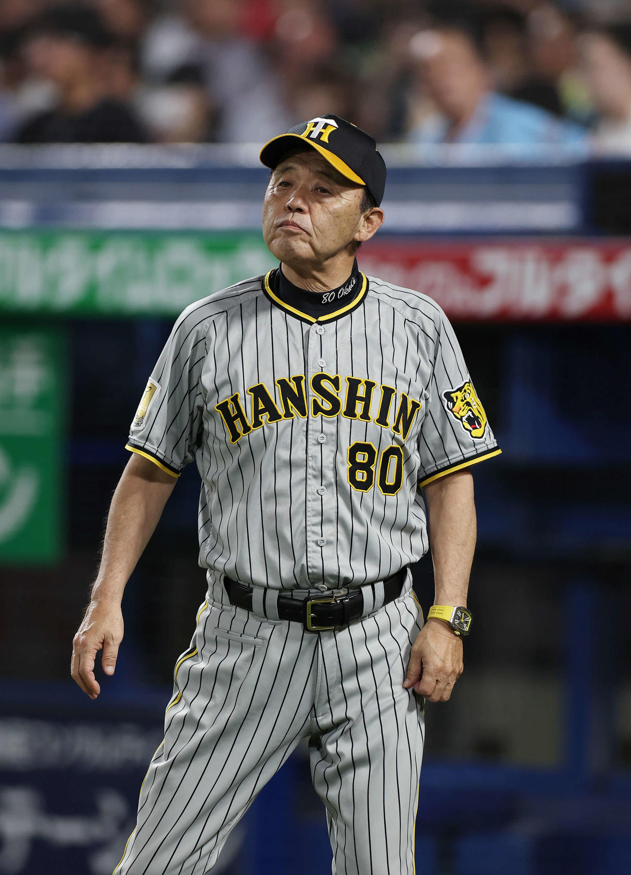 ヤクルト対阪神　7回裏、投手交代を告げる阪神岡田監督（撮影・前田充）