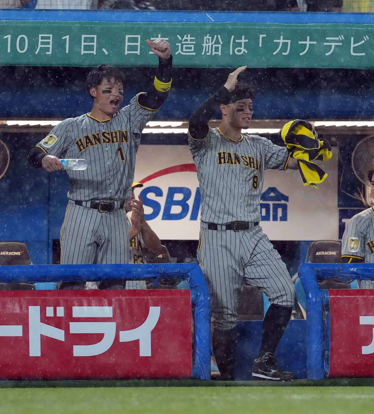 ヤクルト対阪神　8回表阪神1死二、三塁、木浪の同点適時内野安打にガッツポーズを決める森下翔（左）と佐藤輝（撮影・たえ見朱実）