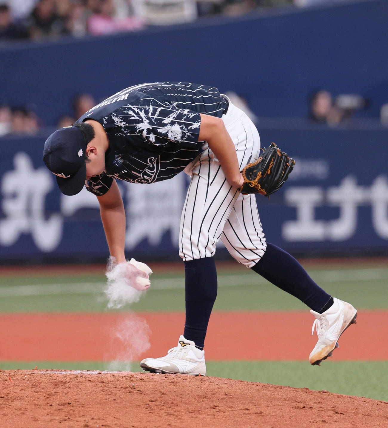 オリックス対西武　5回裏、ロジンを手にする渡辺（撮影・宮崎幸一）
