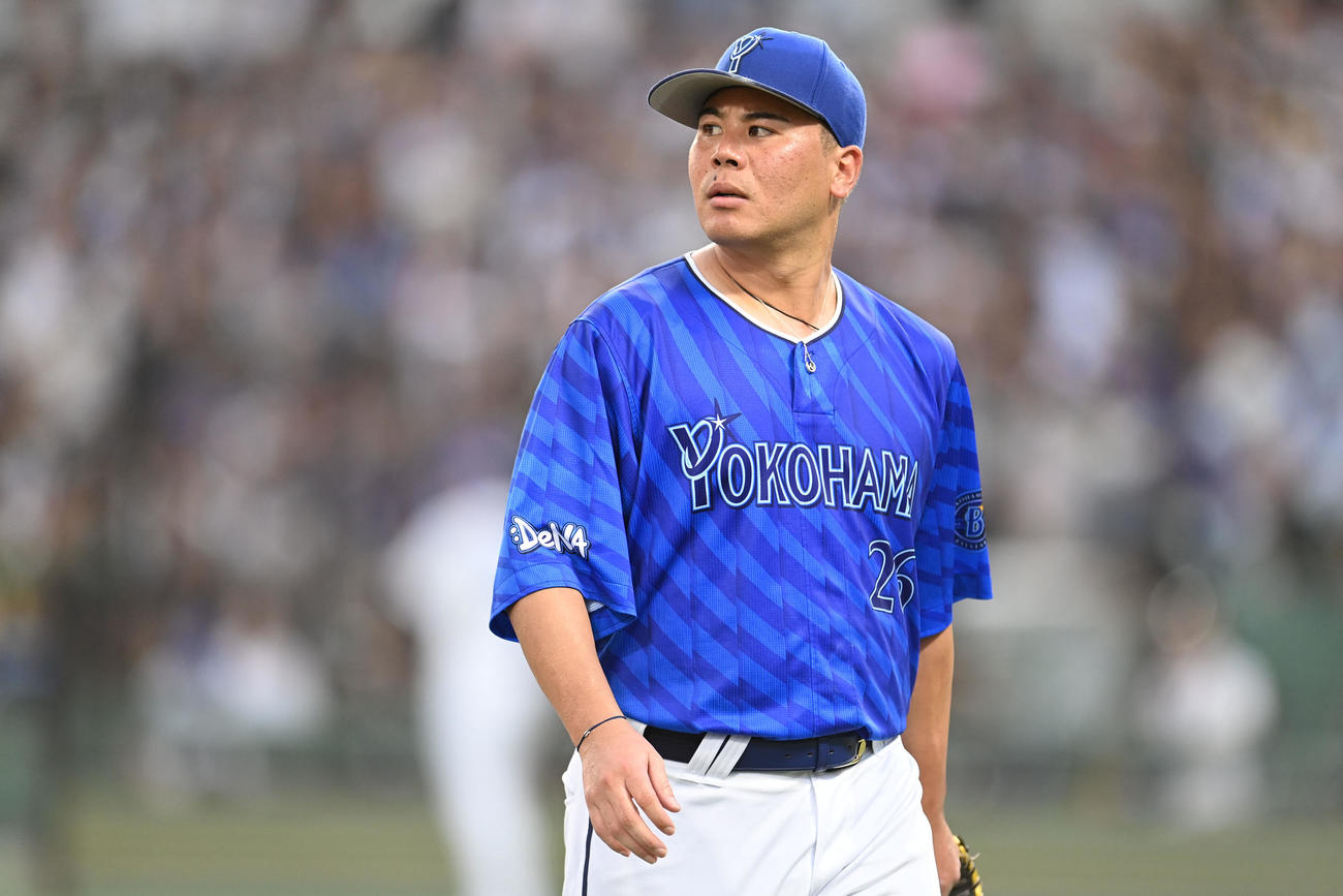 中日対DeNA 1回終了、ベンチへ戻るDeNA先発の浜口（撮影・森本幸一）