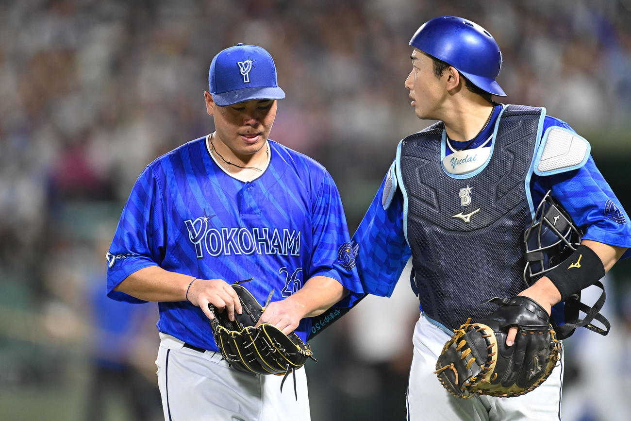 中日対DeNA 3回終了、山本とベンチへ戻る浜口（左）（撮影・森本幸一）