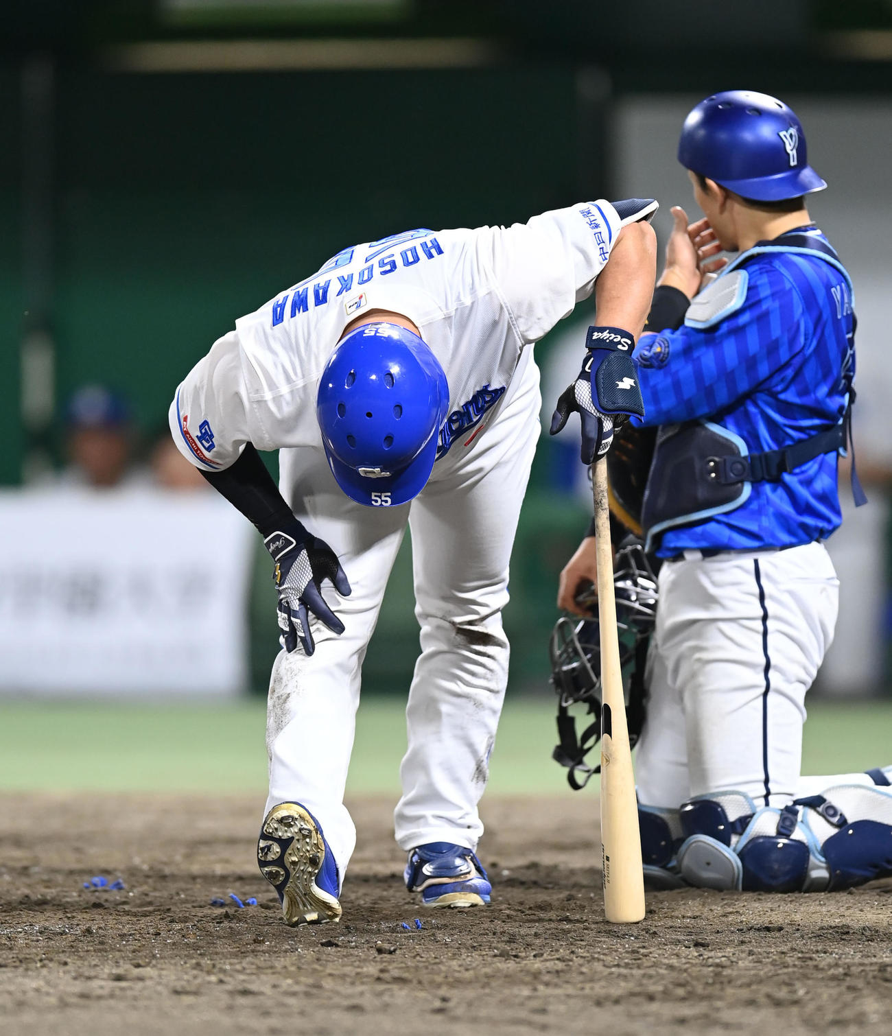 中日対DeNA 5回裏中日1死二、三塁、空振りの際、転倒し右足を気にする細川（撮影・森本幸一）