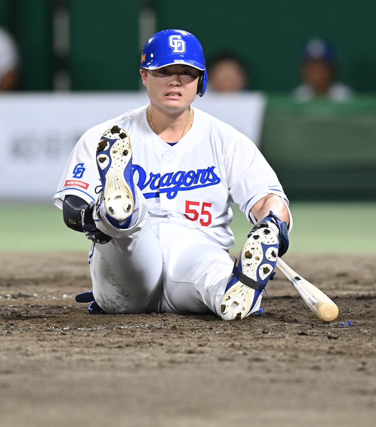 中日対DeNA 5回裏中日1死二、三塁、空振りの際、転倒し右足を気にする細川（撮影・森本幸一）