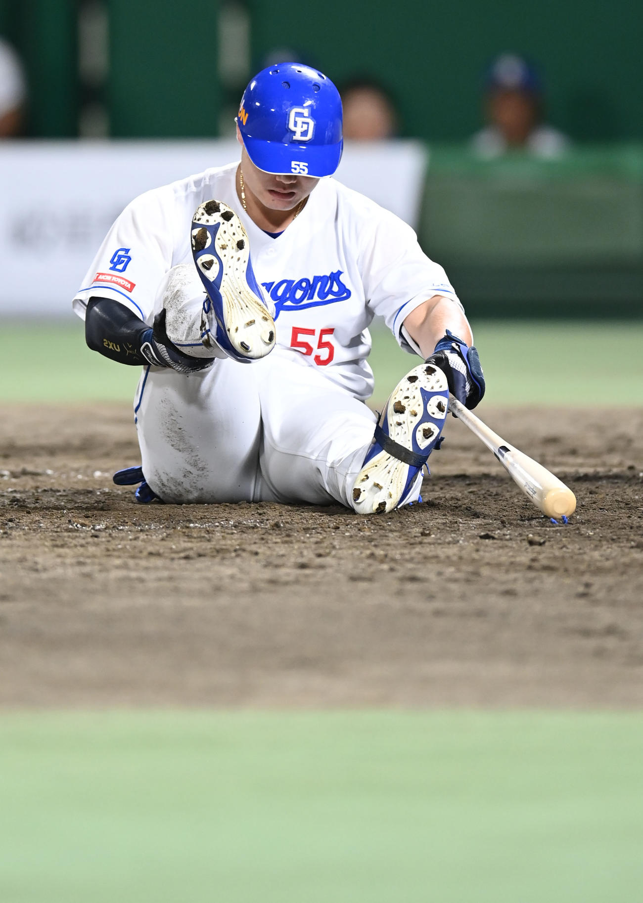 中日対DeNA 5回裏中日1死二、三塁、空振りの際、転倒し右足を気にする細川（撮影・森本幸一）