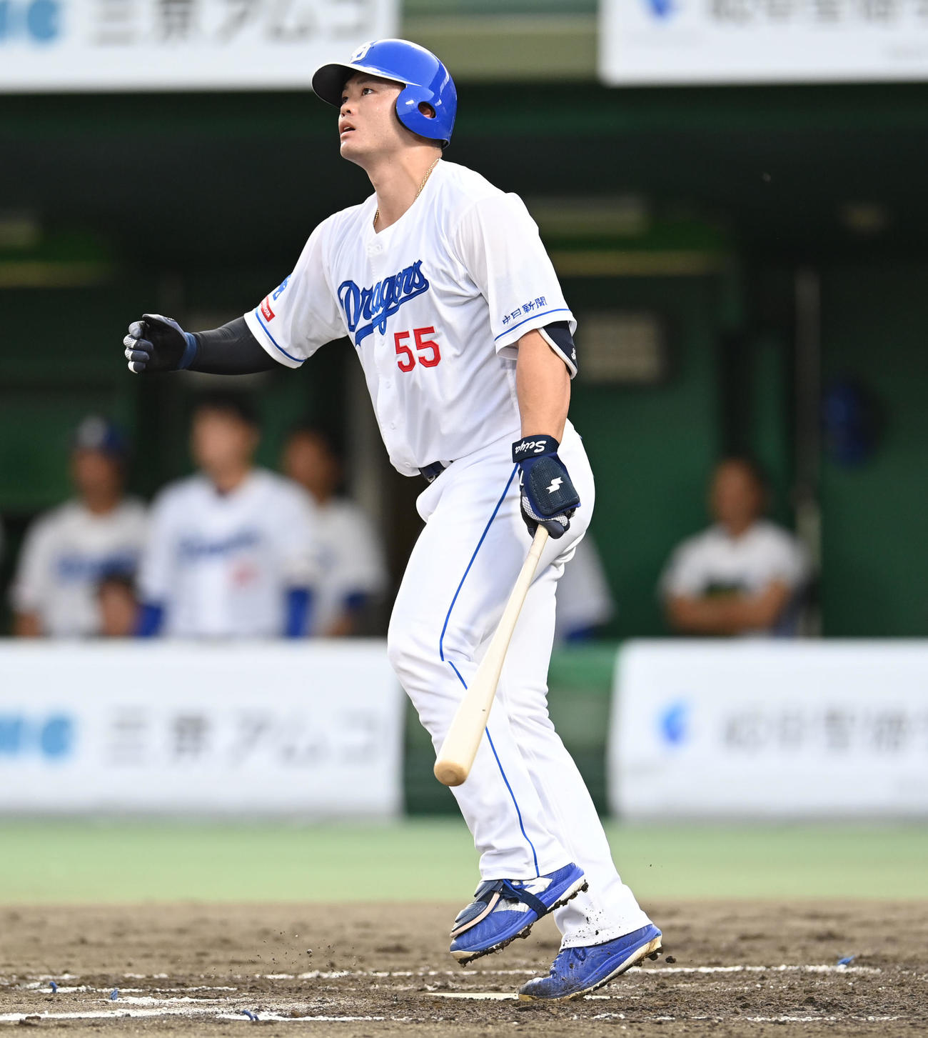 中日対DeNA 1回裏中日2死一塁、左越え2点本塁打を放つ細川（撮影・森本幸一）
