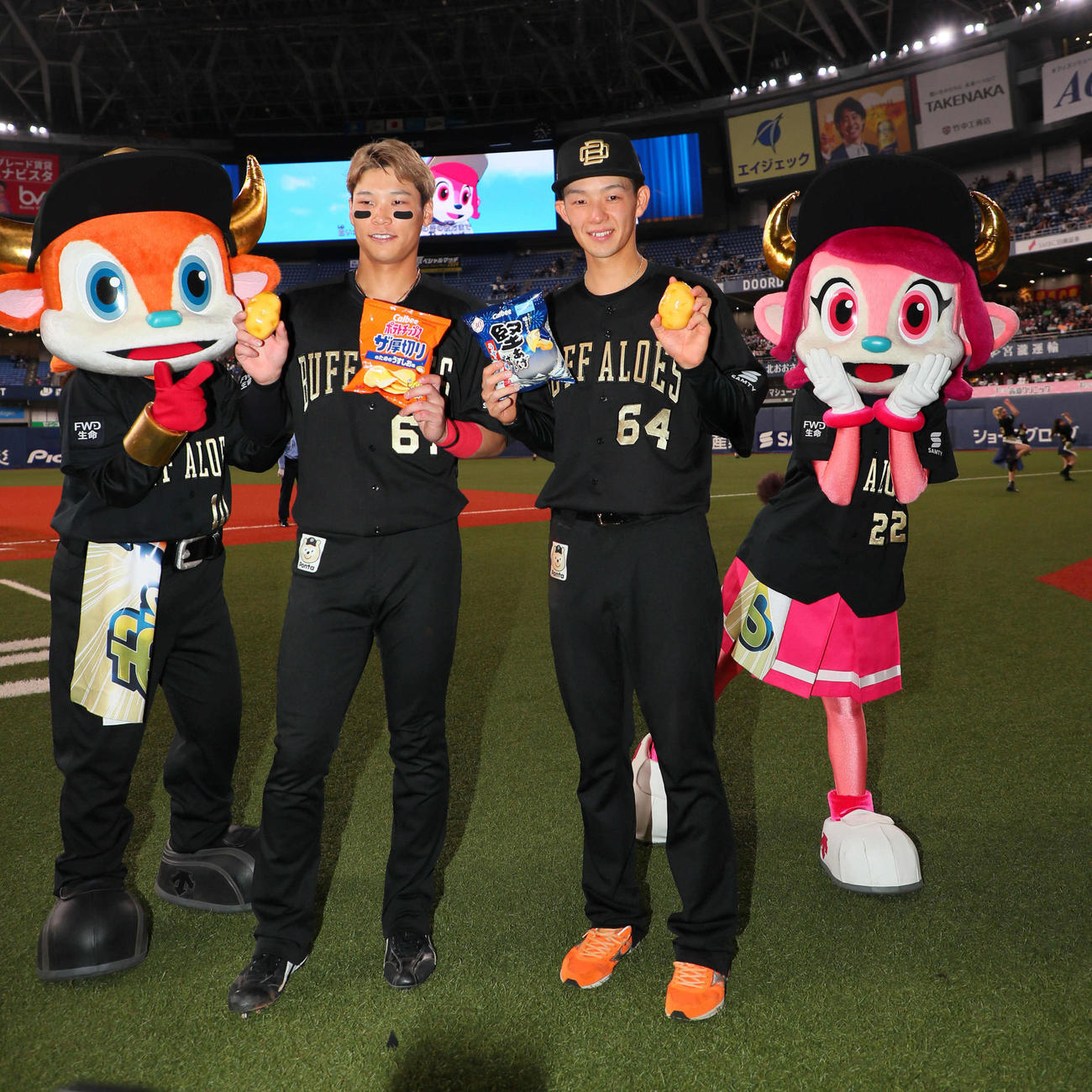 オリックス対西武　ヒーローとなった中川（左）と大里は、じゃがいもデーのグッズを手に笑顔を見せる（撮影・宮崎幸一）