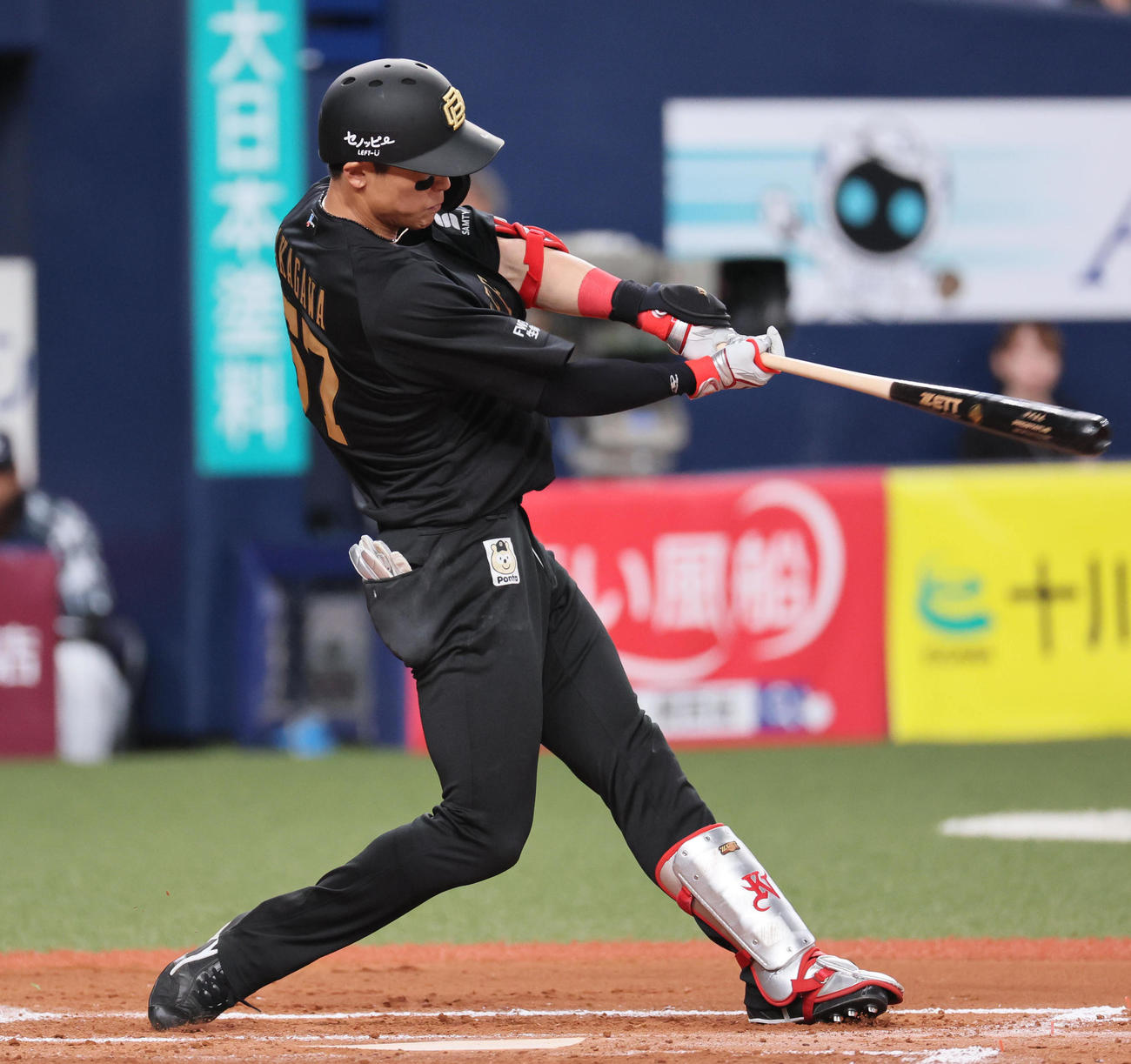 オリックス対西武　6回裏オリックス1死一塁、中川は左越え勝ち越し2点本塁打を放つ（撮影・宮崎幸一）