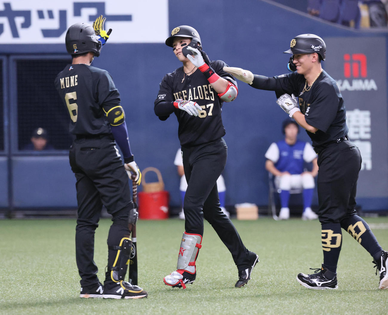 オリックス対西武　6回裏オリックス1死一塁、中川は左越え勝ち越し2点本塁打を放ち、宗（左）、西川（右）に迎えられる（撮影・宮崎幸一）
