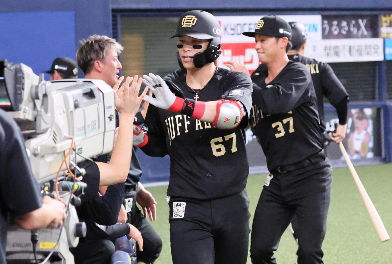 オリックス対西武　6回裏オリックス1死一塁、中川は左越え勝ち越し2点本塁打を放つ（撮影・宮崎幸一）