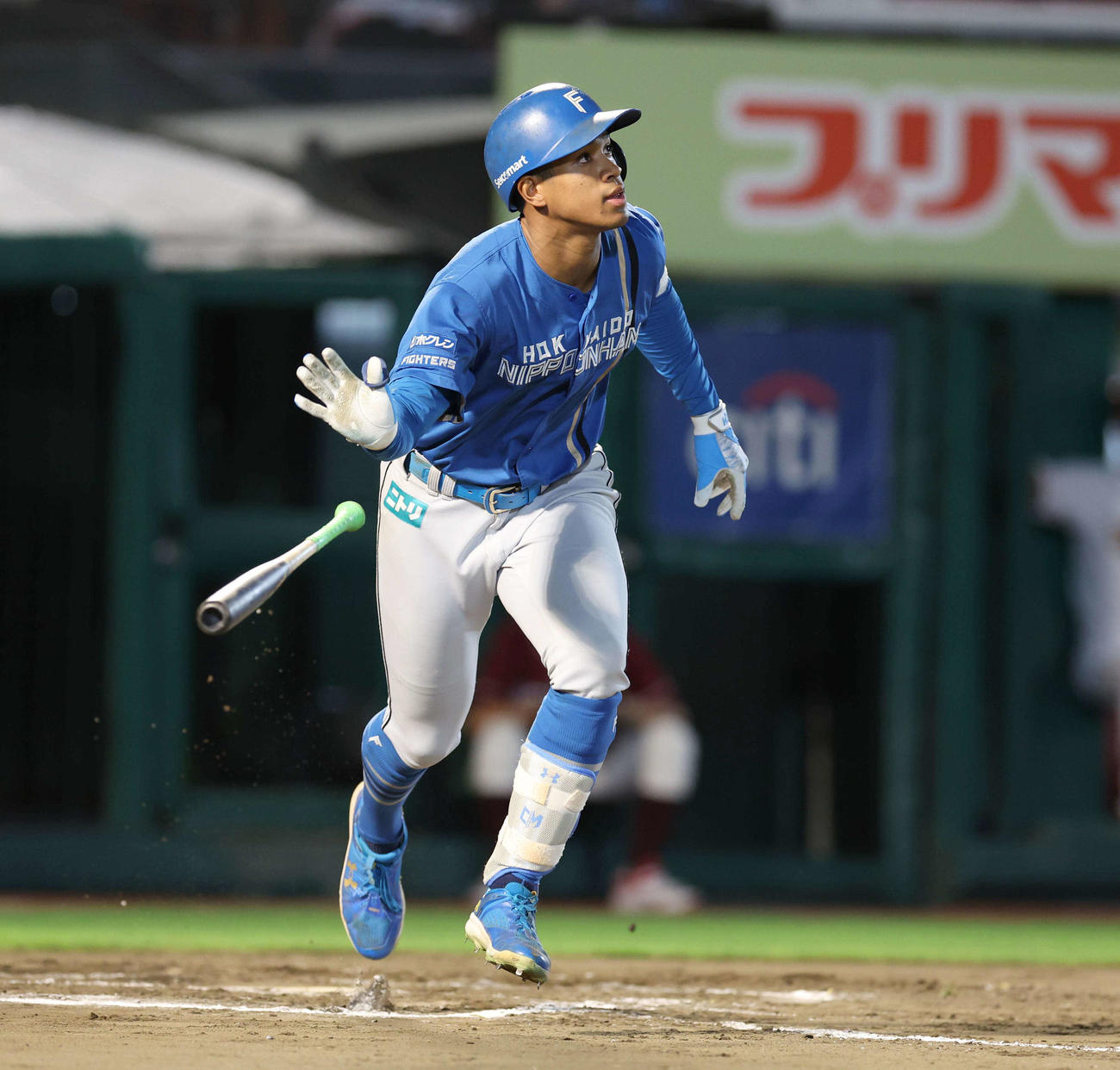 楽天対日本ハム　10回表日本ハム2死満塁、右越え満塁本塁打を放つ万波（撮影・黒川智章）