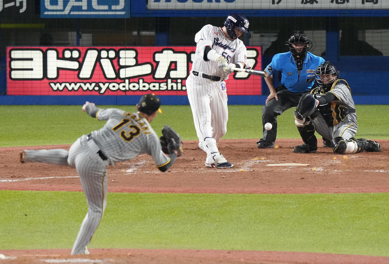 ヤクルト対阪神　9回裏ヤクルト2死一、二塁、サヨナラの中前適時打打を放つ村上。投手岩崎（撮影・鈴木みどり）
