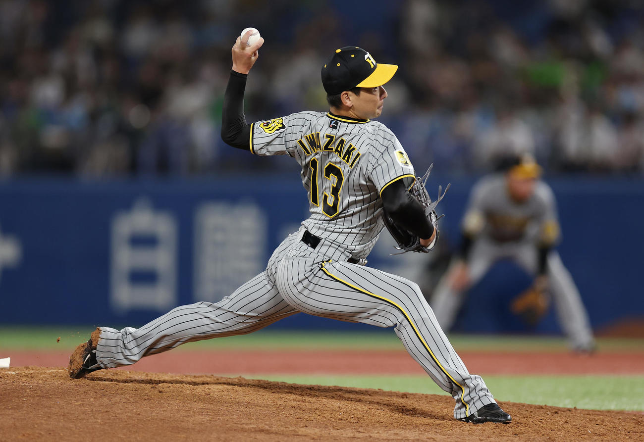 ヤクルト対阪神　力投する阪神5番手の岩崎（撮影・前田充）
