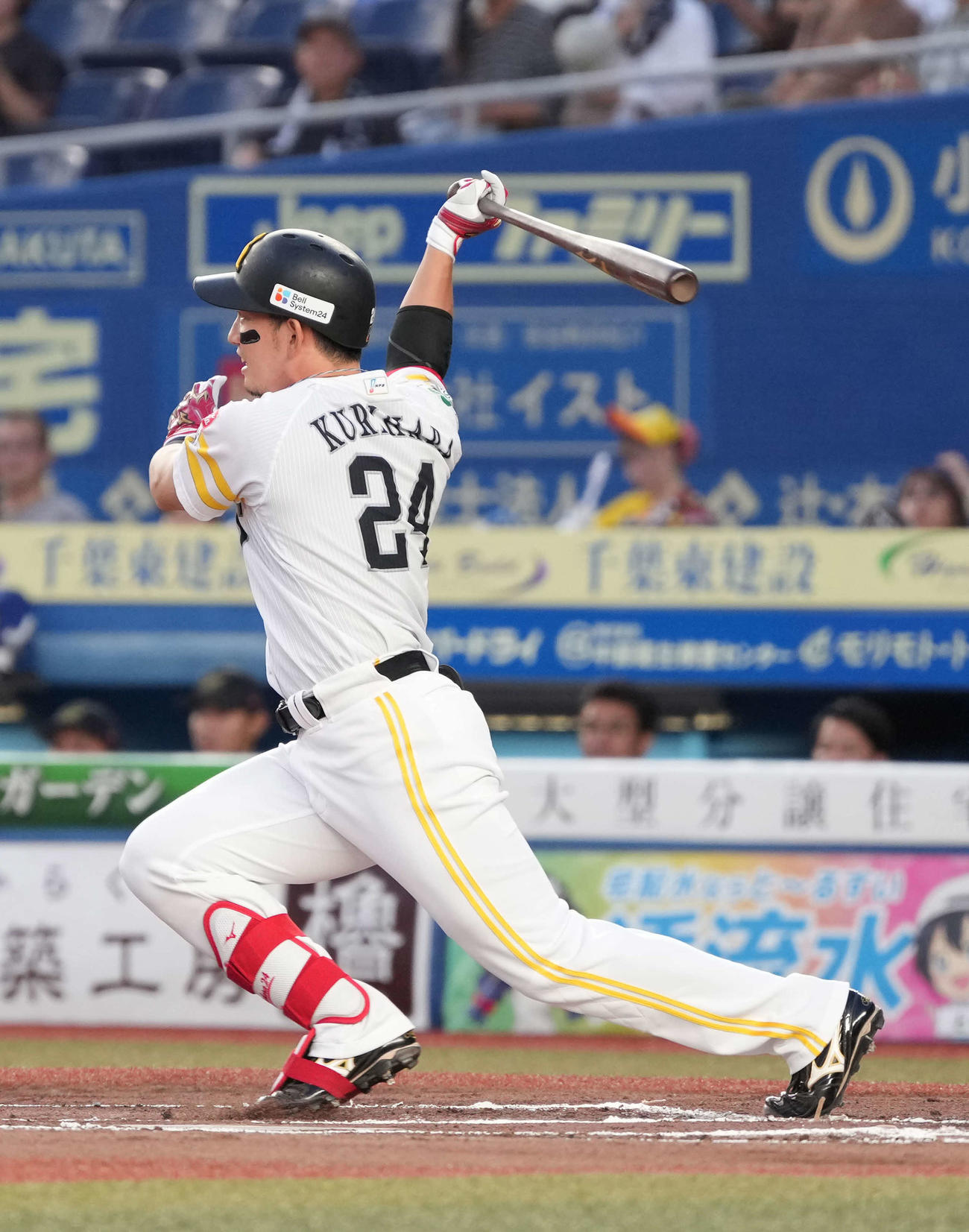 1回表ソフトバンク無死二、三塁、栗原は先制の2点右適時二塁打を放つ（撮影・小沢裕）