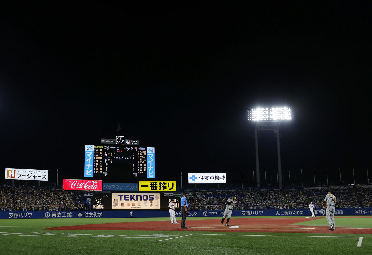 ヤクルト対阪神　3回表阪神2死三塁、右越え2点本塁打を放ち三塁をまわる佐藤輝（撮影・前田充）
