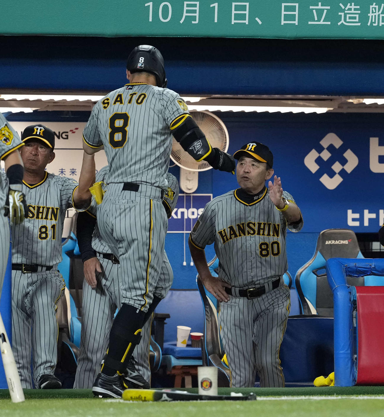 ヤクルト対阪神　3回表阪神2死三塁、2点本塁打を放った佐藤輝を迎える岡田監督（撮影・たえ見朱実）