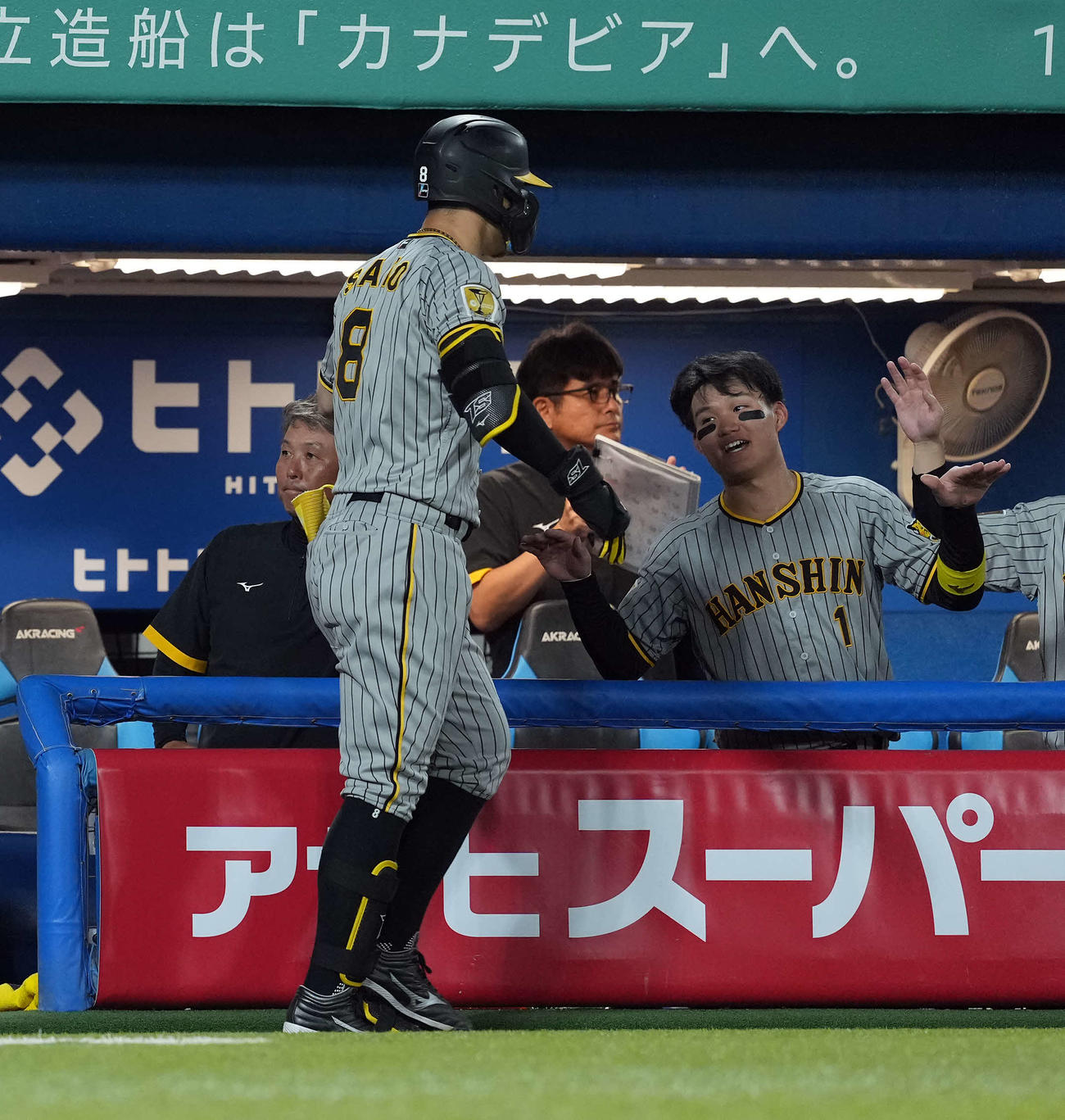 ヤクルト対阪神　3回表阪神2死三塁、2点本塁打を放った佐藤輝を迎える森下（撮影・たえ見朱実）