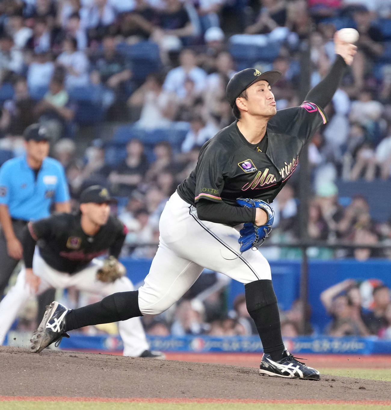 ロッテ対ソフトバンク　力投するロッテ先発の小島（撮影・小沢裕）