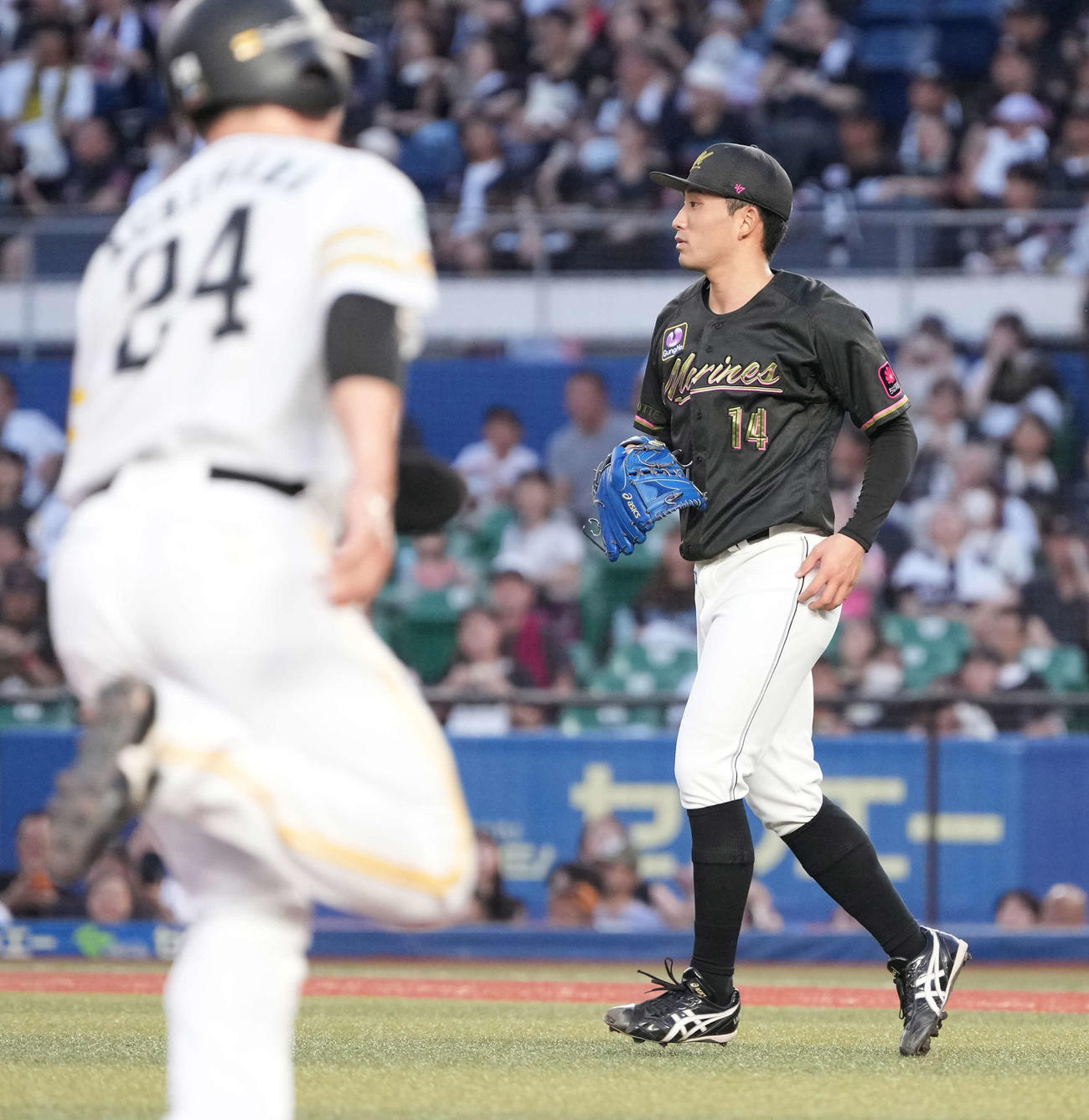 ロッテ対ソフトバンク　1回表ソフトバンク1死二塁、ロッテ先発の小島（右）は近藤の左適時打で二塁走者栗原の生還を許す（撮影・小沢裕）