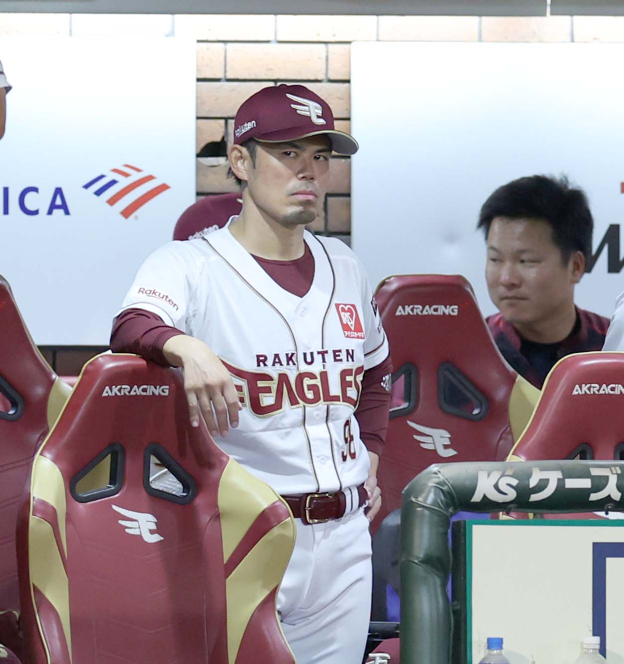 楽天対日本ハム　厳しい表情で試合を見つめる今江監督（撮影・黒川智章）