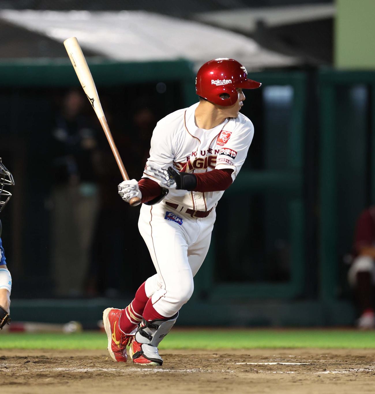 楽天対日本ハム　9回裏楽天2死二、三塁、左前適時打を放つ茂木（撮影・黒川智章）