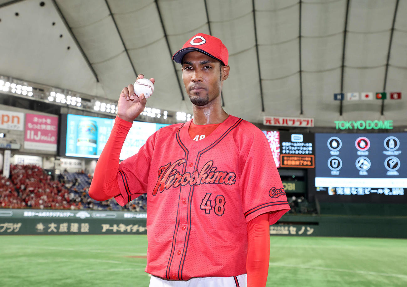 巨人対広島　初完封勝利した広島アドゥワ（撮影・鈴木正人）