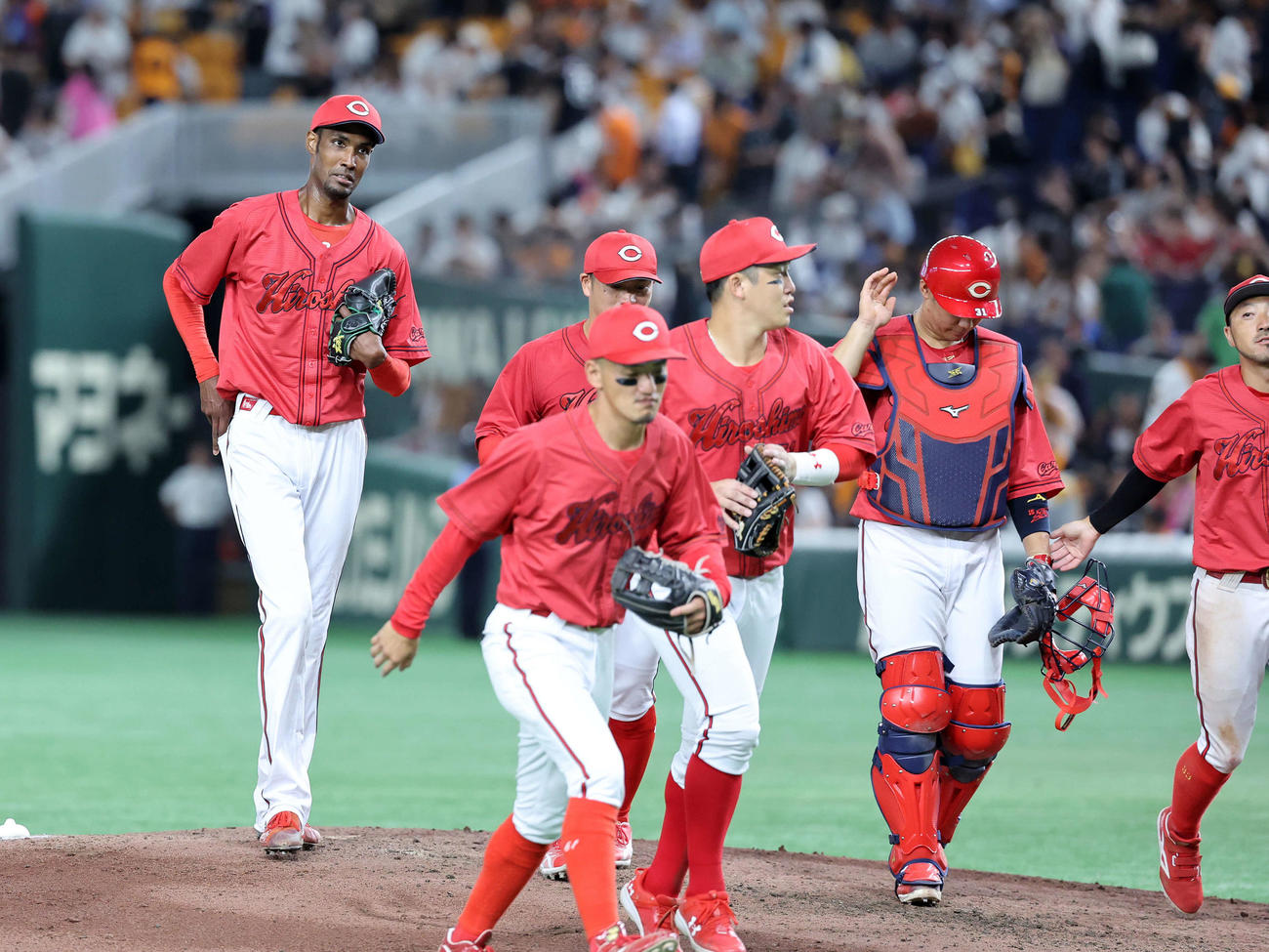 巨人対広島　初完封勝利し引き揚げる広島アドゥワ（左）（撮影・鈴木正人）
