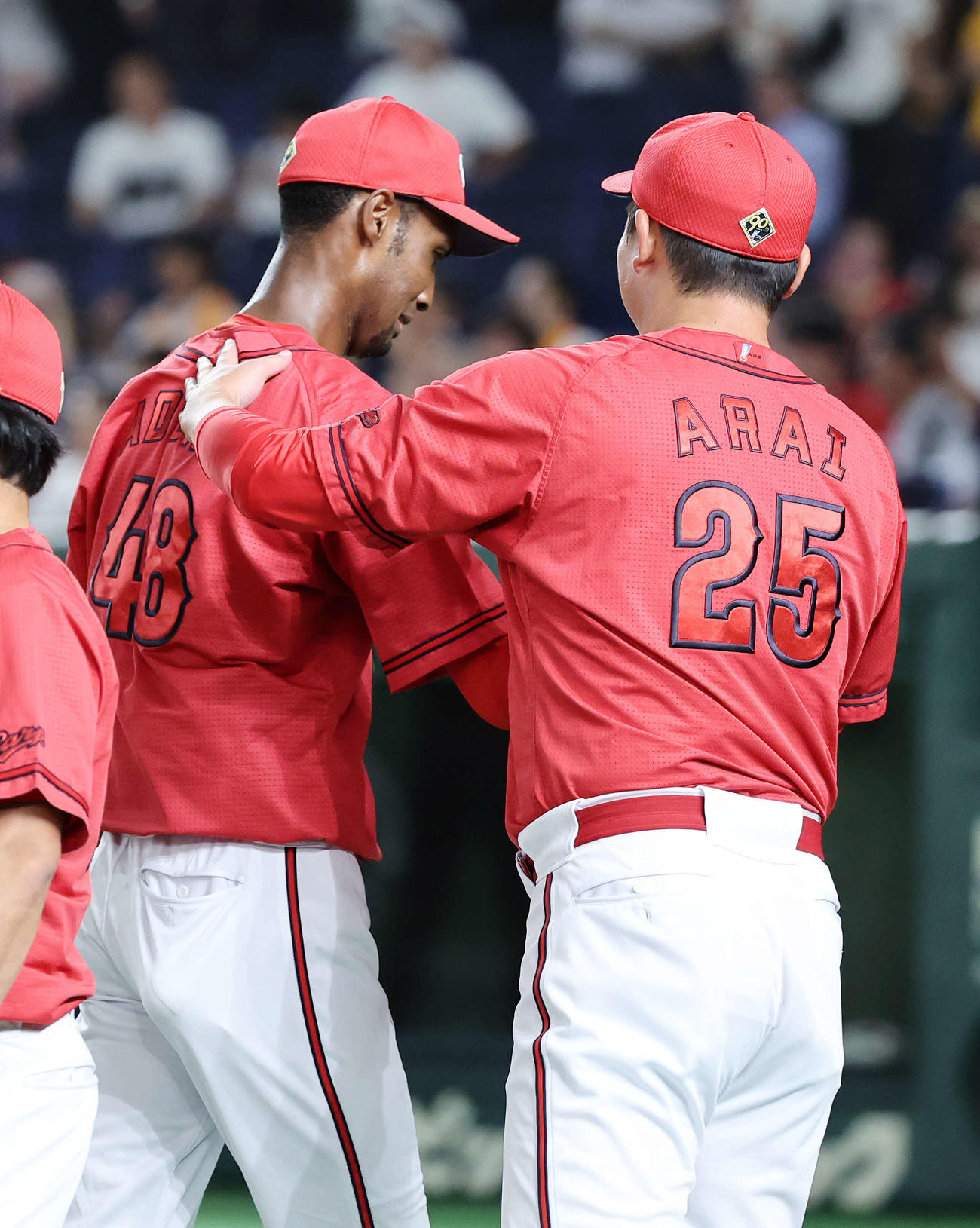 巨人対広島　初完封勝利した広島アドゥワ（左）は新井監督に迎えられる（撮影・鈴木正人）