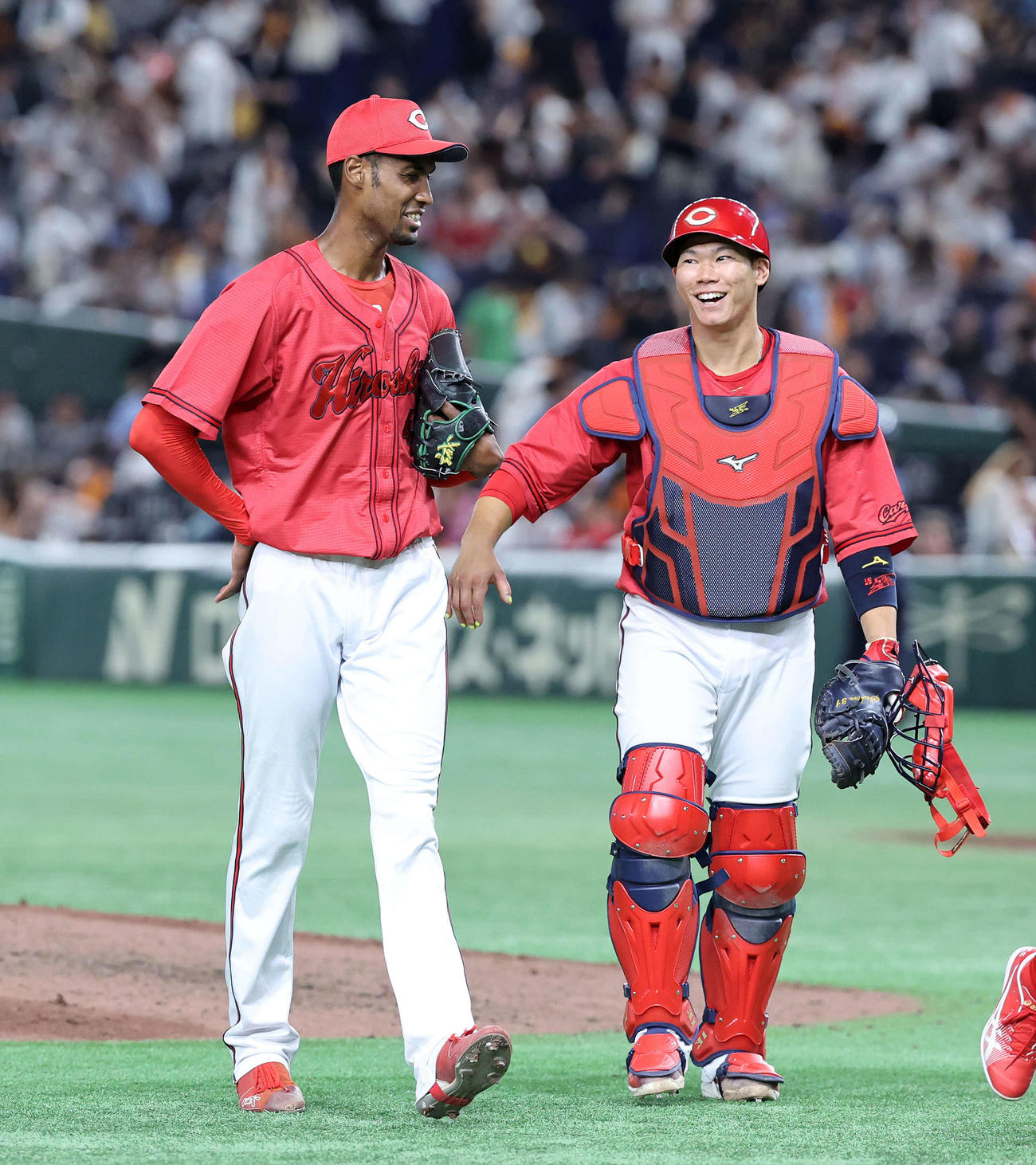 巨人対広島　初完封勝利した広島アドゥワ（左）は坂倉と笑顔を見せる（撮影・鈴木正人）
