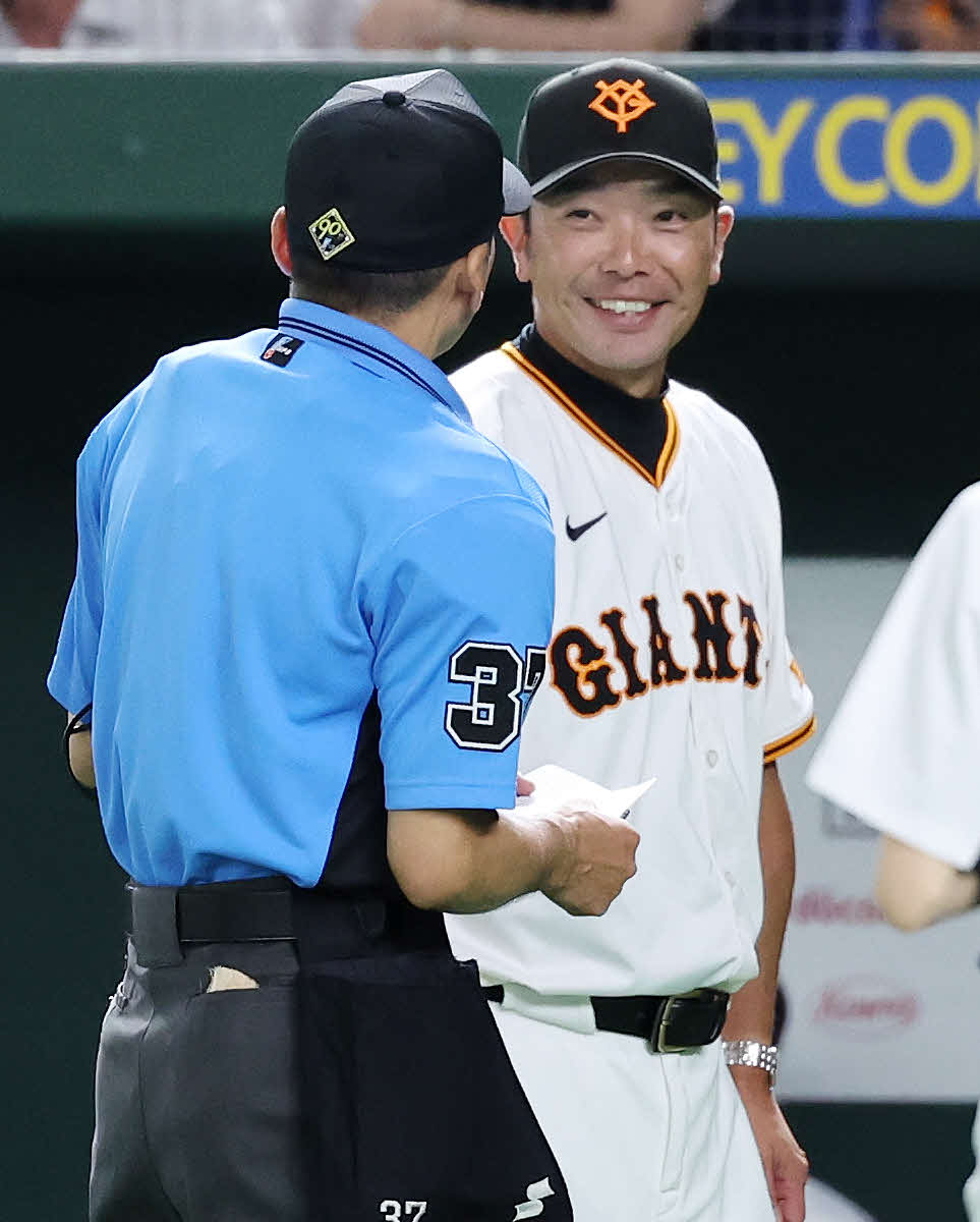巨人対広島　9回表、投手交代を告げる巨人阿部監督（撮影・鈴木正人）