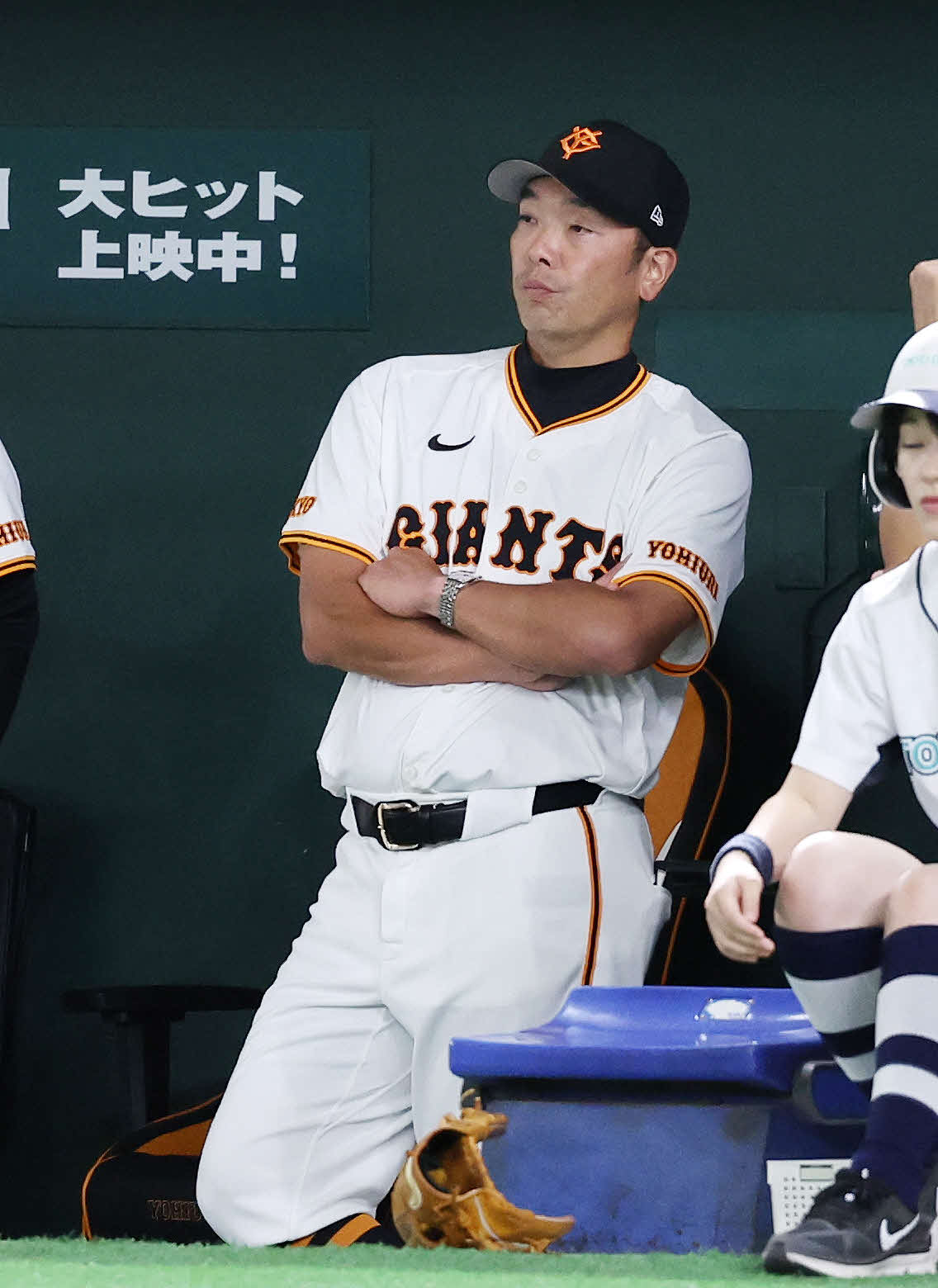 巨人対広島　8回裏、戦況を見つめる巨人阿部監督（撮影・鈴木正人）