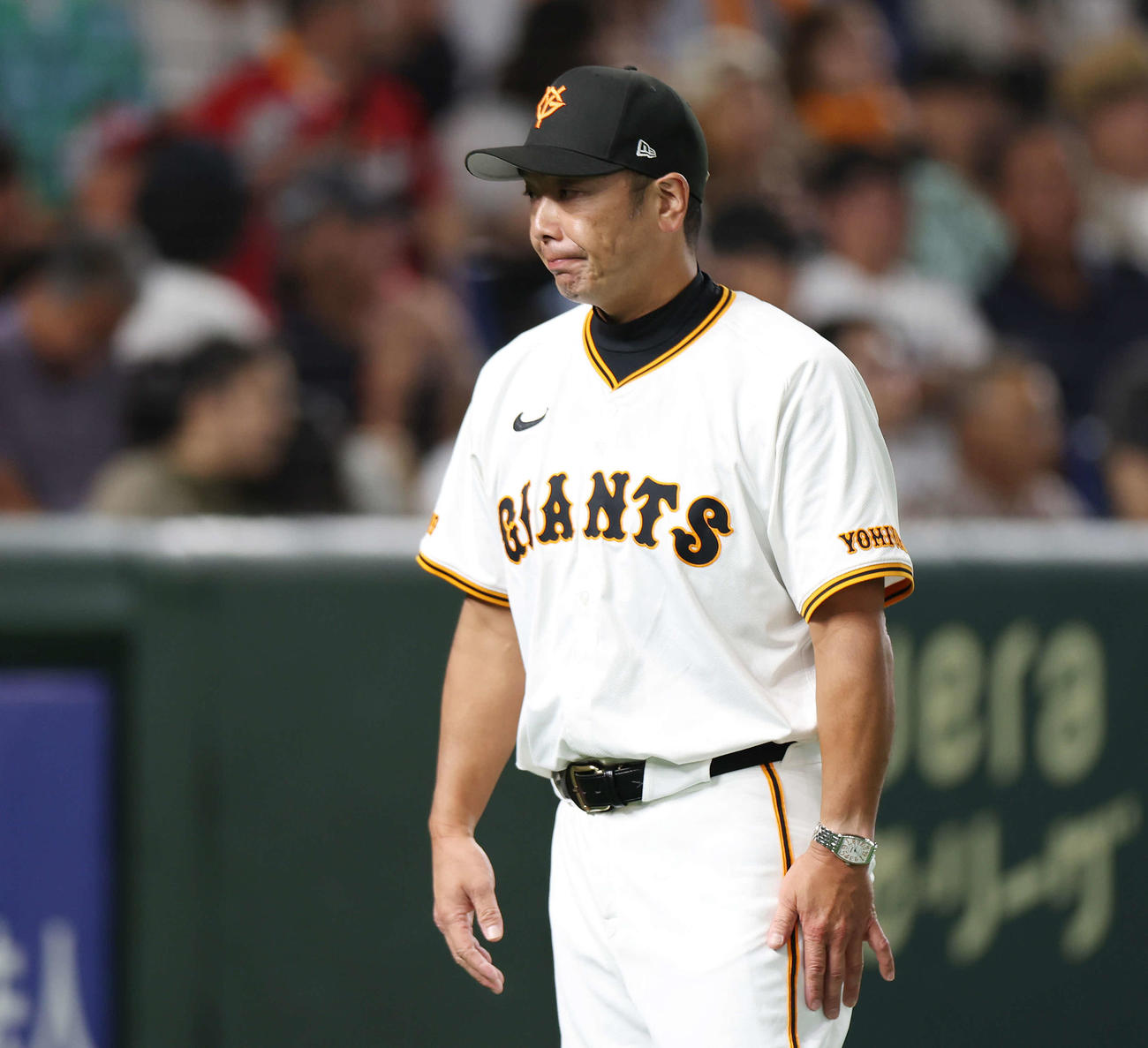 巨人対広島　7回表選手交代を告げベンチに下がる巨人阿部監督（撮影・宮地輝）