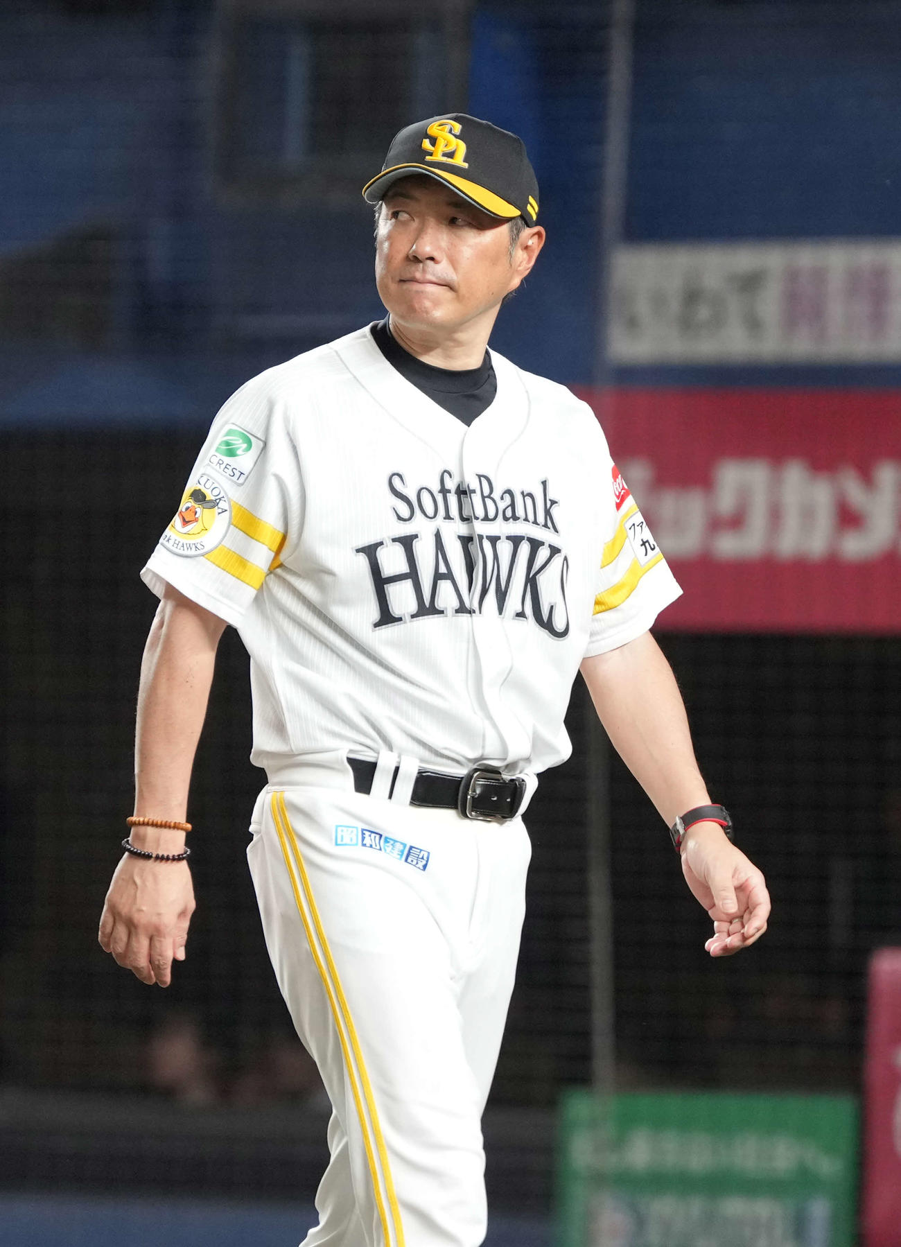 ロッテ対ソフトバンク　選手交代を告げベンチへ引き揚げるソフトバンク小久保監督（撮影・小沢裕）