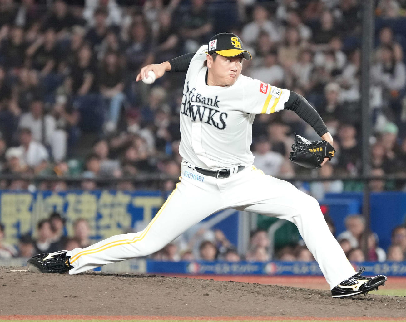 ロッテ対ソフトバンク　ソフトバンク3番手で登板した津森（撮影・小沢裕）
