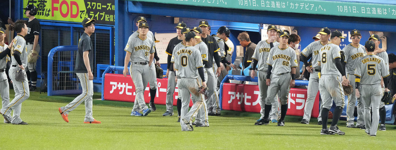 ヤクルト対阪神　ヤクルトにサヨナラ負けを喫し、ベンチへ引き揚げる阪神岩崎（左）ら（撮影・鈴木みどり）