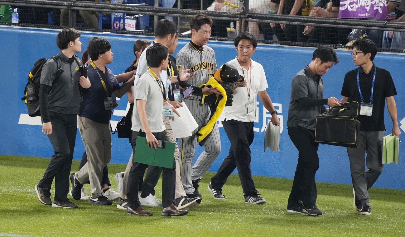 ヤクルト対阪神　ヤクルトにサヨナラ負けを喫し、引き揚げる阪神岩崎（中央）（撮影・鈴木みどり）