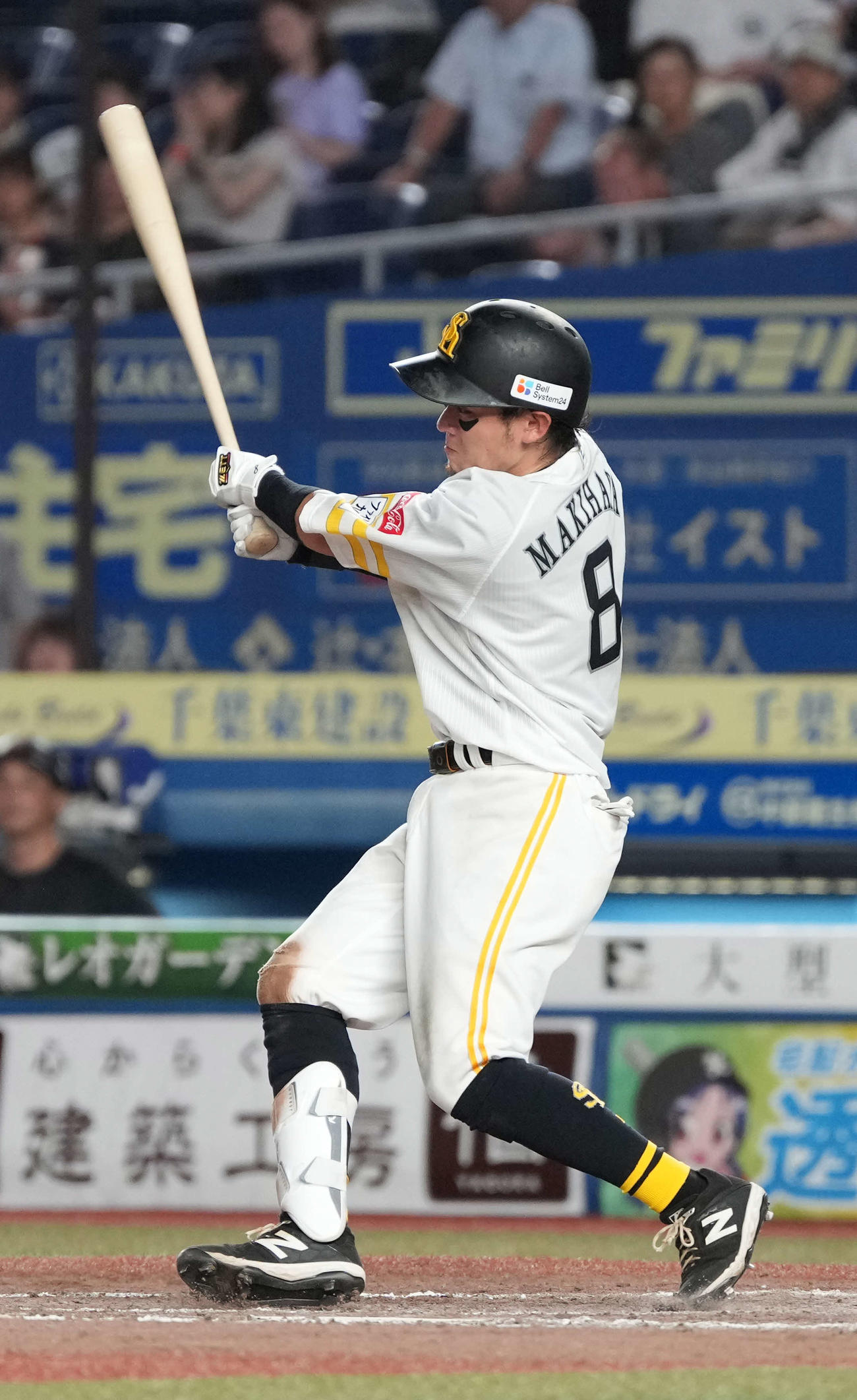 ロッテ対ソフトバンク　9回表ソフトバンク無死、牧原大は右前打を放つ（撮影・小沢裕）