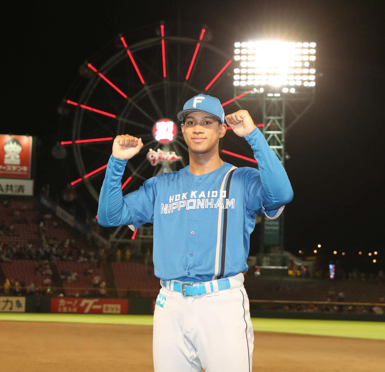 楽天対日本ハム　試合後、ガッツポーズの万波（撮影・黒川智章）