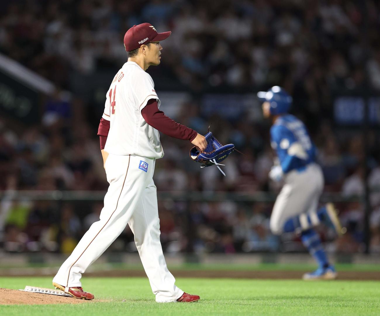 楽天対日本ハム　10回表日本ハム2死満塁、万波に右越え満塁本塁打を浴びる則本（撮影・黒川智章）