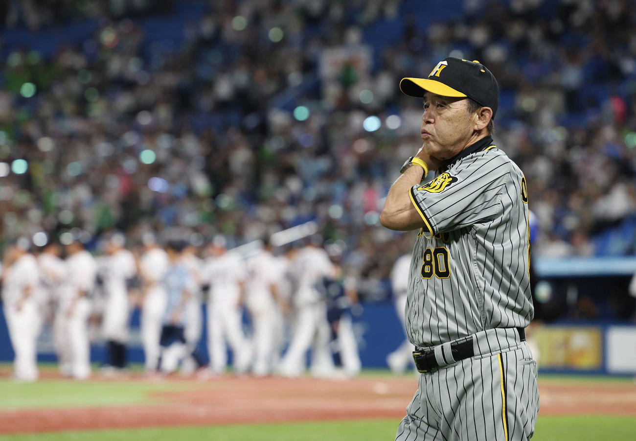ヤクルト対阪神　サヨナラ勝ちで沸くヤクルトナインを尻目に引き揚げる阪神岡田監督（撮影・前田充）