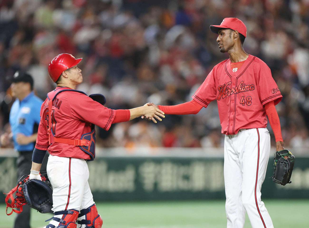 巨人対広島　完封勝利した広島アドゥワ（右）は坂倉と握手する（撮影・宮地輝）
