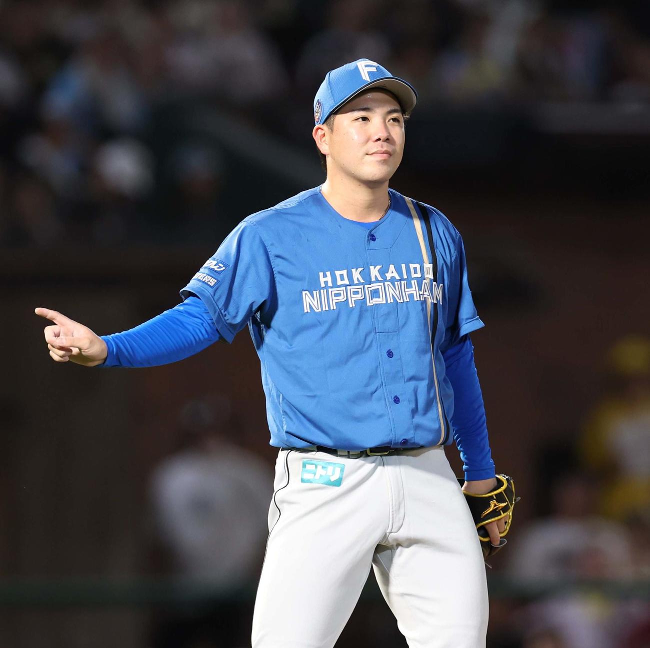 楽天対日本ハム　6回裏、笑顔を見せる日本ハム金村（撮影・黒川智章）