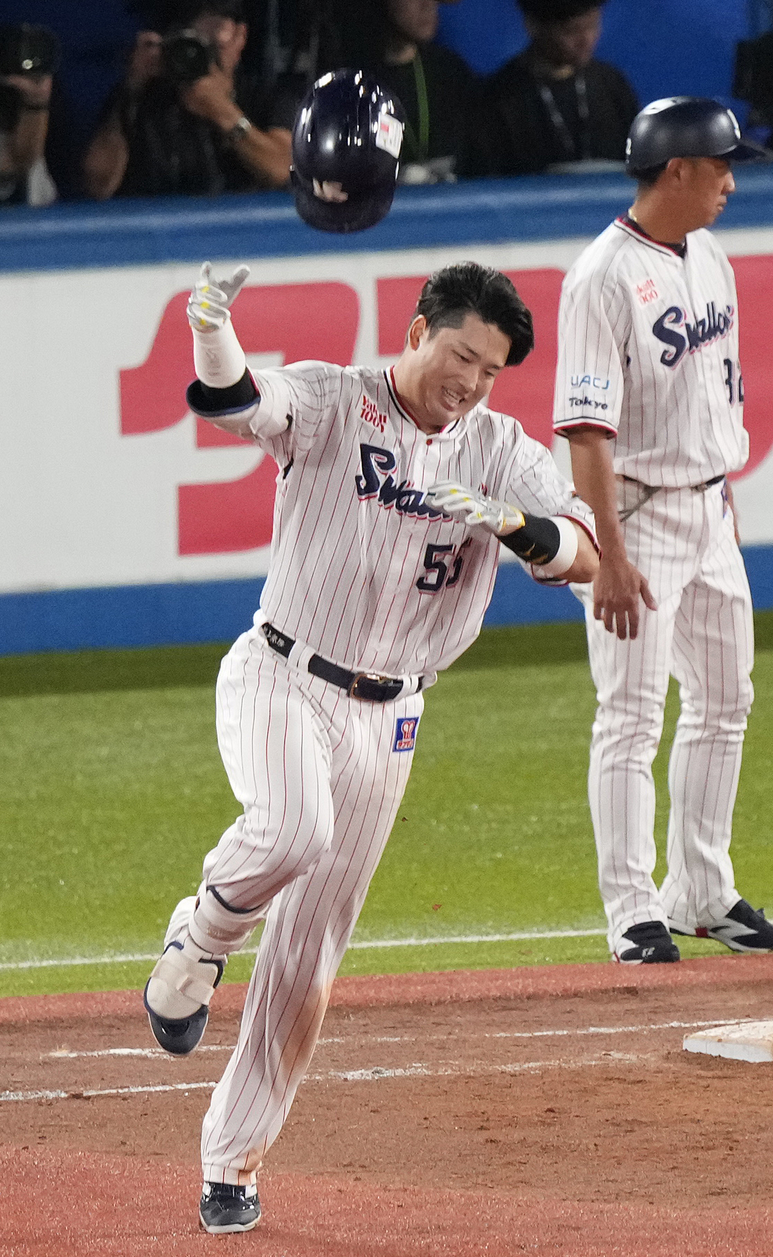 ヤクルト対阪神　9回裏ヤクルト2死一、二塁、サヨナラ適時打打を放ち、ヘルメットを投げる村上（撮影・鈴木みどり）