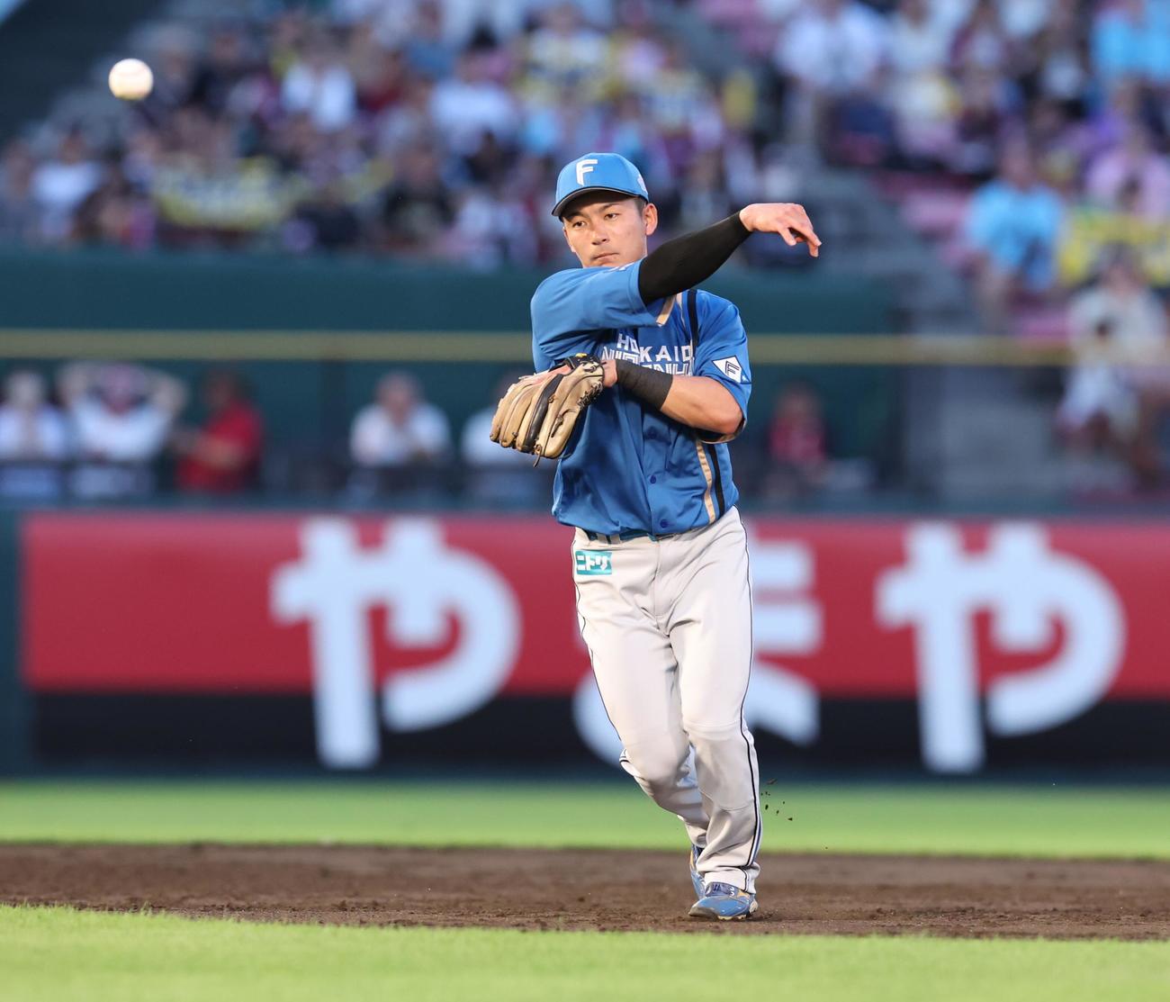 楽天対日本ハム　2回裏楽天無死、浅村の遊ゴロを捕球し一塁へ送球する水野（撮影・黒川智章）