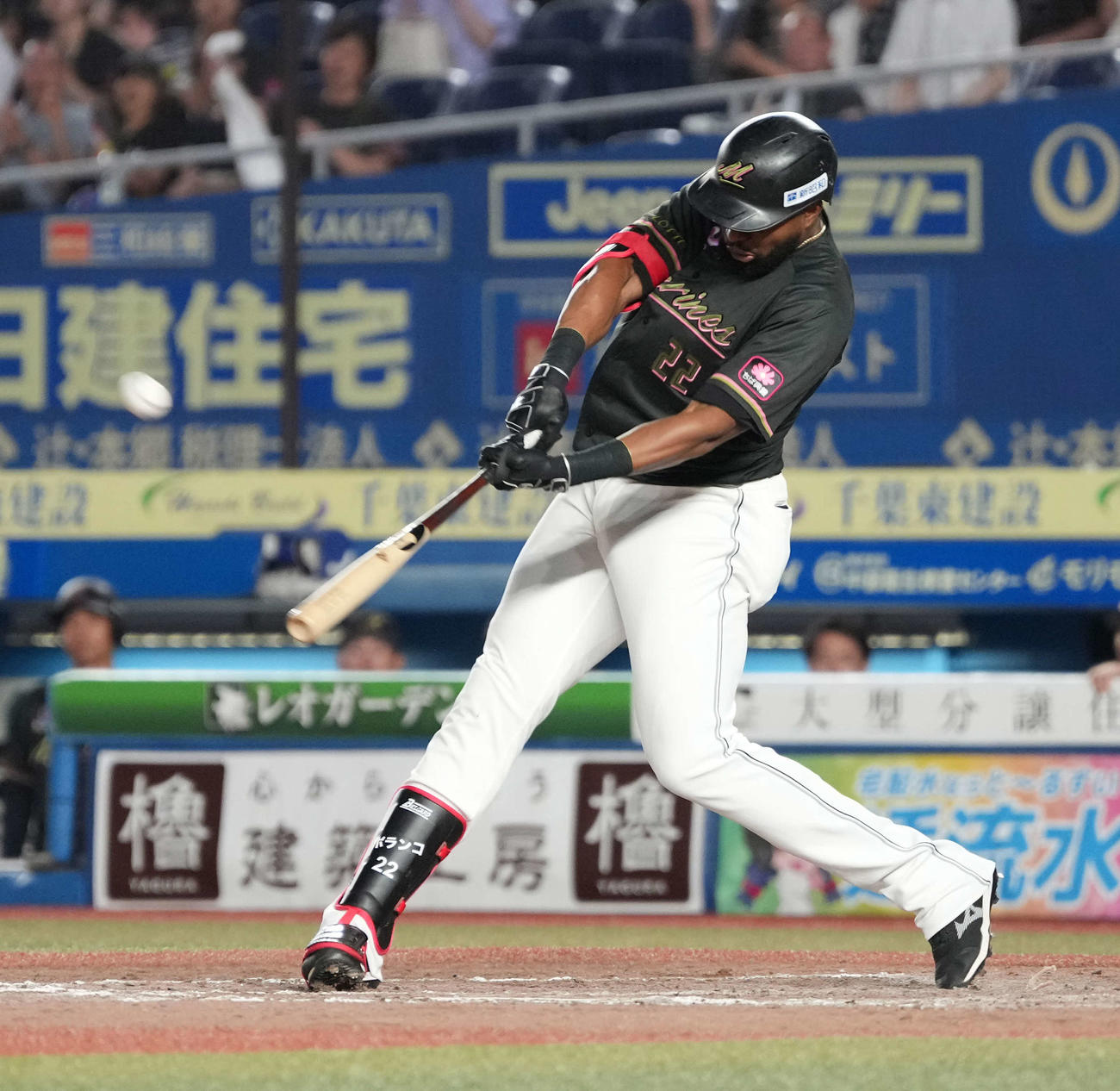 ロッテ対ソフトバンク　9回裏ロッテ無死一、二塁、代打ポランコは右中間に3点本塁打を放つ（撮影・小沢裕）