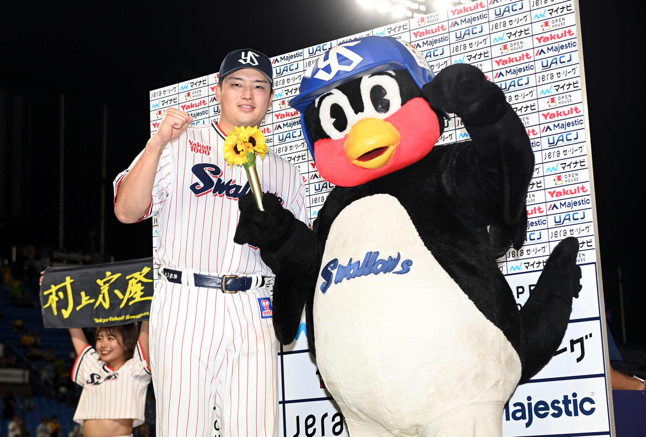 ヤクルト対阪神　お立ち台で笑顔を見せるヤクルト村上（撮影・たえ見朱実）