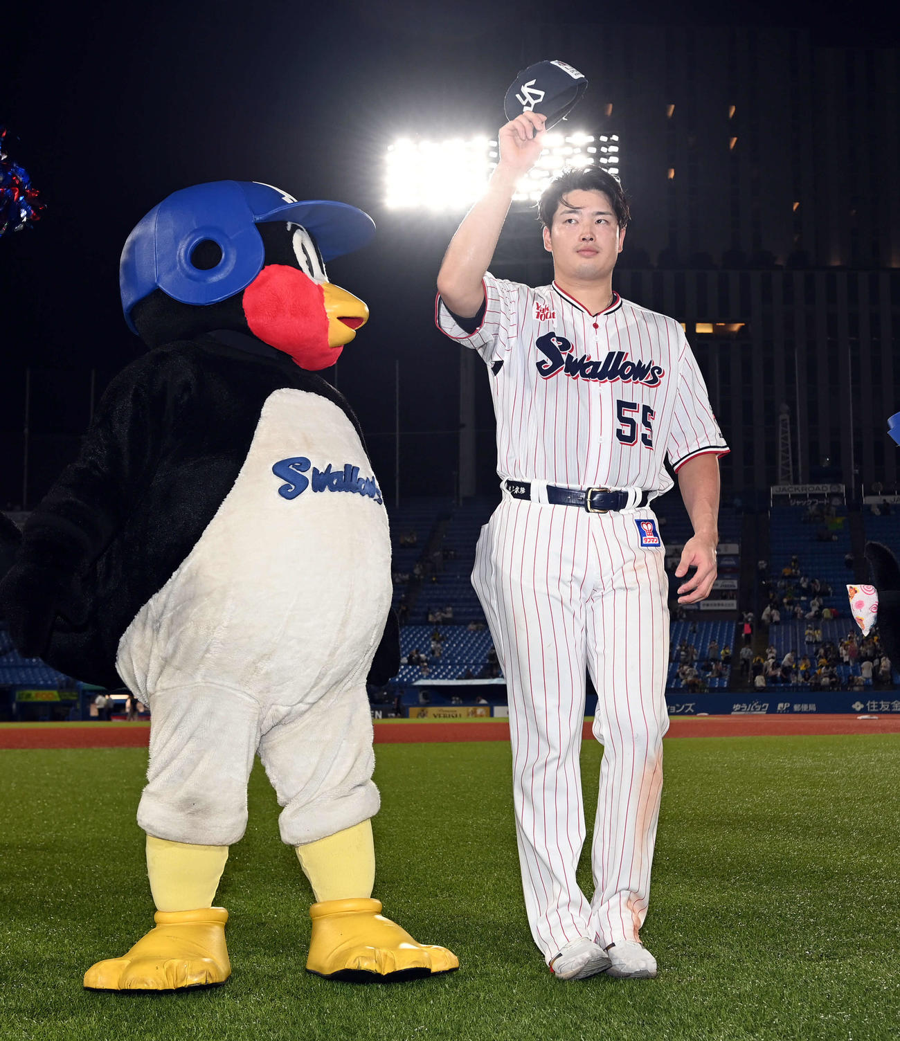 ヤクルト対阪神　阪神に勝利しファンの声援に応えるヤクルト村上（撮影・たえ見朱実）
