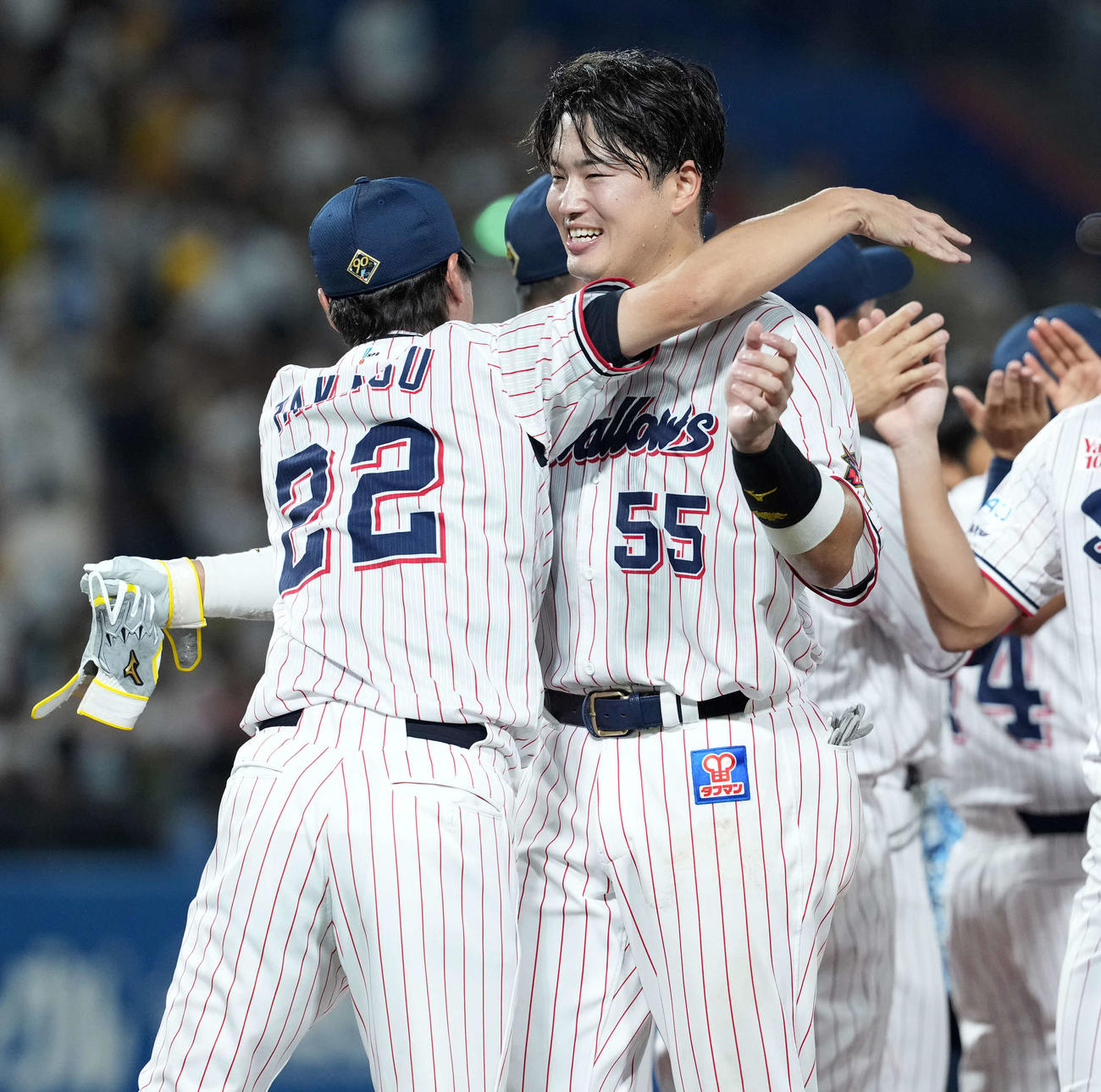 ヤクルト対阪神　9回裏ヤクルト2死一、二塁、サヨナラ打を放った村上は、高津監督の祝福を受ける（撮影・たえ見朱実）