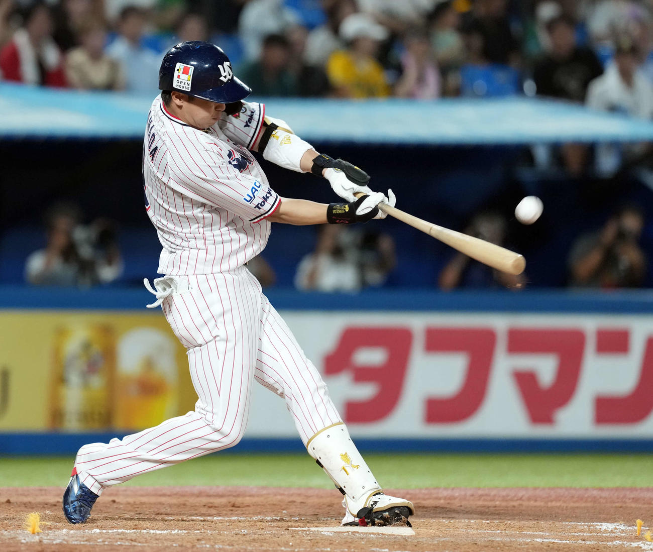 ヤクルト対阪神　4回裏ヤクルト無死一、二塁、左越えスタンドぎりぎりに3点本塁打を放つ山田（撮影・たえ見朱実）