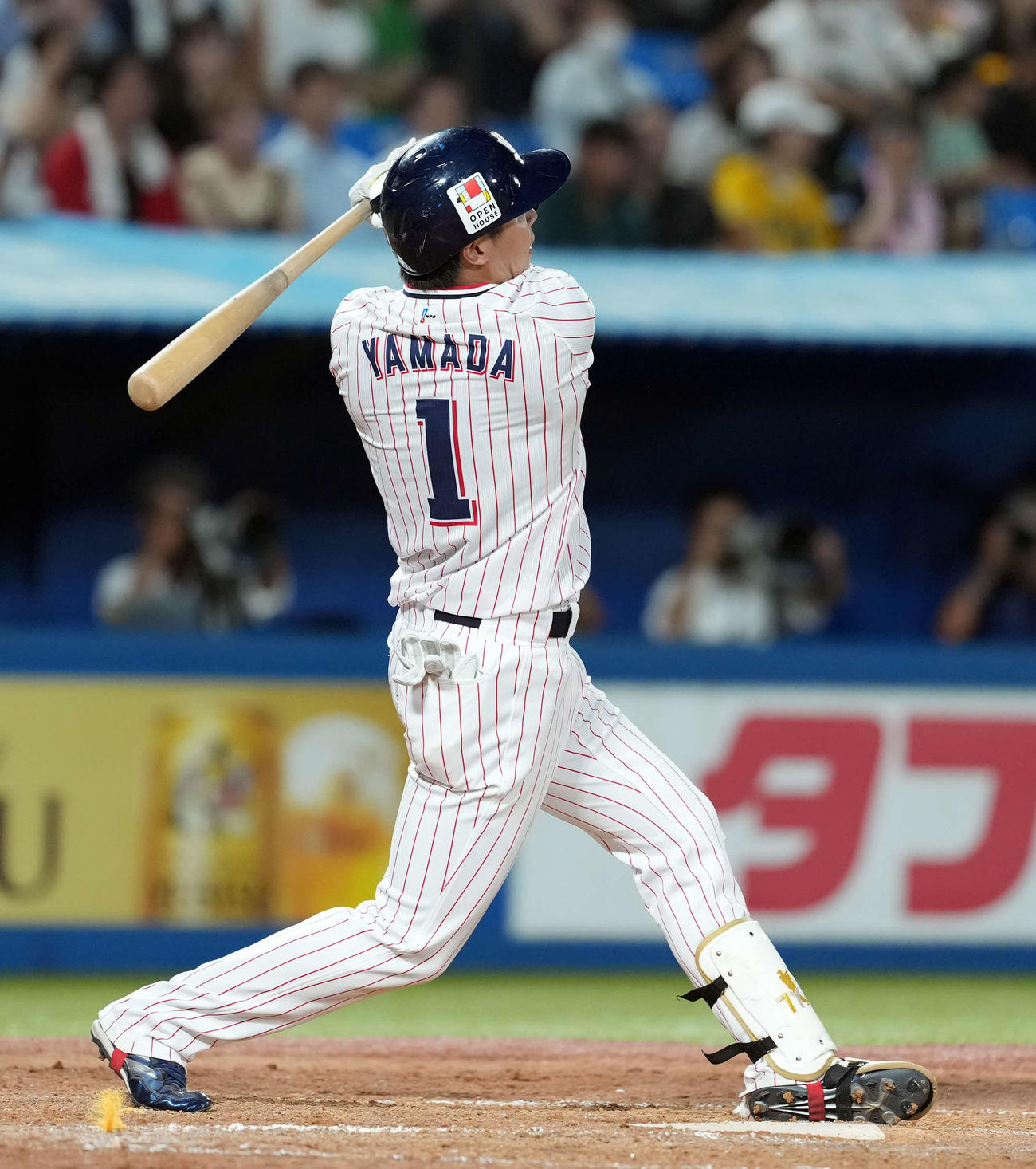 ヤクルト対阪神　4回裏ヤクルト無死一、二塁、左越えスタンドぎりぎりに3点本塁打を放つ山田（撮影・たえ見朱実）