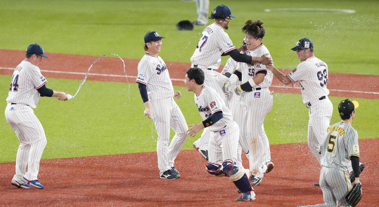 ヤクルト対阪神　9回裏ヤクルト2死一、二塁、サヨナラ打を放った村上（右奥から2人目）はナインから手荒い祝福を受ける（撮影・鈴木みどり）